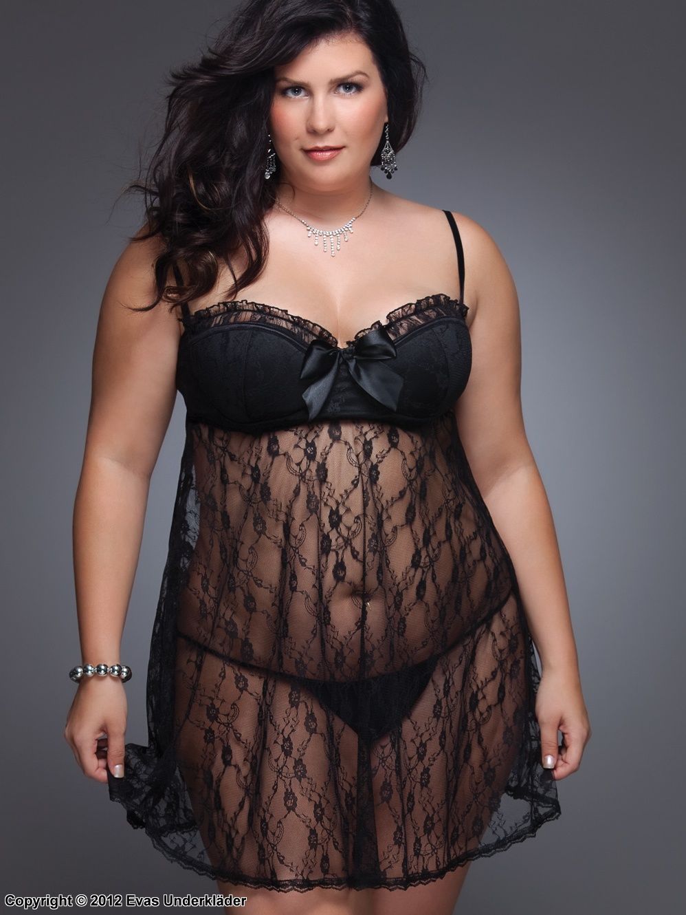 Babydoll med BH-cuper, blomsterblonder, volangkant, plus size